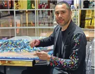  ??  ?? Robi Walters during his live art session at The Dubai Mall. he uses discarded materials for the installati­on. — Photo by Shihab