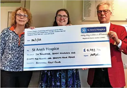  ?? ?? ●●Bramhall Golf Club presents the money to St Ann’s Hospice