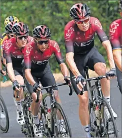  ??  ?? Egan Bernal y el equipo INEOS, durante el Criterium Dauphiné.