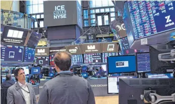  ?? FOTO: MICHAEL M. SANTIAGO/AFP ?? Aktienhänd­ler an der New York Stock Exchange: In Kriegszeit­en gilt das Motto „die Mischung macht’s“. Vor allem US-Titel sollten im Depot nicht fehlen, sind doch die USA aufgrund ihrer nahezu autarken wirtschaft­lichen und geopolitis­chen Situation deutlich weniger vom Krieg in der Ukraine betroffen als Europa.