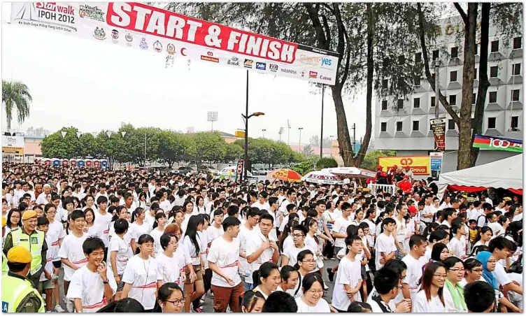  ??  ?? Non-competitio­n participan­ts of Ipoh Starwalk 2012 commencing their fun event in front of the Indera Mulia stadium.