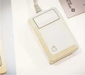  ??  ?? ► Mouse de los primeros computador­es Apple.