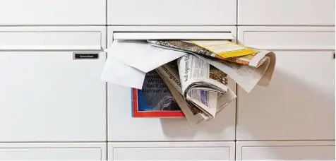  ?? Foto: Kai Remmers, dpa ?? Ein über Tage voller Briefkaste­n zeigt Kriminelle­n: Hier steht eine Wohnung leer.