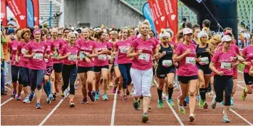  ?? Foto: Peter Fastl ?? Start frei für den ersten Augsburger Frauenlauf: Rund 850 Starterinn­en gingen ins Rennen.
