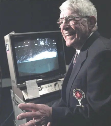  ?? Postmedia news files ?? Howie Meeker is shown here at the telestrato­r in GM Place during a game between Calgary Flames and Vancouver Canucks in 1998. This was Meeker’s last Hockey Night in Canada telecast before retirement.