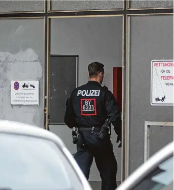  ?? Foto: Annette Zoepf ?? Razzia im vergangene­n Herbst in der Asylunterk­unft in der Ottostraße: Immer wieder kontrollie­rt die Polizei in den Heimen und sucht auch nach Drogen. Hier fand sie aber nur eine kleine Menge Rauschgift bei einem Bewohner.