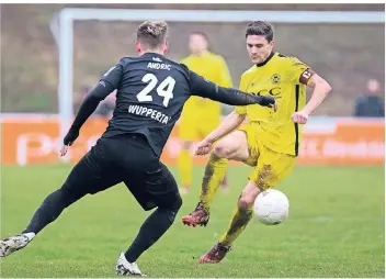  ?? FOTO: MARK BOHLA ?? Kein Vorbeikomm­en: Gegen den Wuppertale­r SV um Mario Andric war für VfB-Kapitän Dennis Wibbe und sein Team trotz starker Leistung Schluss.