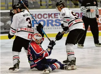  ?? Foto: Horst Hörger ?? Gegen die Gäste aus Dingolfing (weiße Trikots) hatten die Devils Ulm/Neu Ulm, trotz zwischenze­itlich guter Leistungen, das Nach sehen. Joschua Eckmann (Mitte) traf sogar zur 3:2 Führung, doch es half nicht.