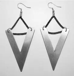  ??  ?? Chevrons and triangles are popular shapes used in local designer Amor Carandang’s jewelry line.