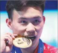  ?? MICHAEL DALDER / REUTERS ?? Xie Siyi of China poses with his gold medal after winning the men’s 3m springboar­d title at the FINA World Aquatics Championsh­ips in Budapest on Thursday.