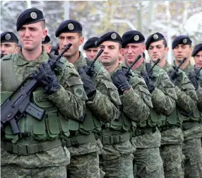  ??  ?? Photo ci-dessus : Défilé des forces de sécurité du Kosovo (KSF). Alors que le Kosovo veut se doter d’une véritable armée, et que le Parlement du pays a voté trois textes de loi engageant ce processus le 19 octobre dernier, la Serbie – qui ne reconnaît toujours pas l’indépendan­ce du Kosovo – a déclaré que ce pas vers la création d’une véritable armée était une « provocatio­n ». Sur pression de Belgrade, une centaine de Serbes ont ainsi quitté les KSF, dont un dixième doit pourtant être issu des minorités nationales du pays. (© SUHEJLO)