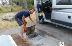  ??  ?? La découverte du camping-car passe par la borne de services. Le monde de la presse découvre qu’on n’a pas d’eau claire sans code.