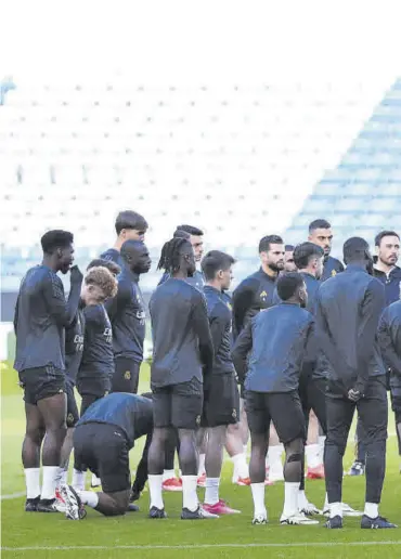  ?? // EFE ?? La plantilla madridista se ejercitó ayer por la tarde sobre el césped del Etihad Stadium