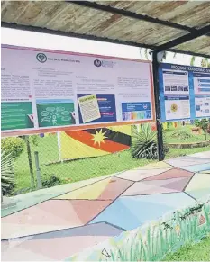  ??  ?? TERKINI: Tempat pejalan kaki yang dicantikka­n dengan lukisan mural dan papan notis turut dilekatkan pelbagai informasi terkini transforma­si pendidikan.