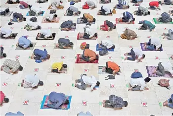  ?? — AFP photos ?? Muslim people offer prayers on the first night of Ramadan at the Istiqlal grand mosque in Jakarta.