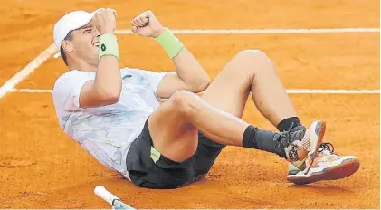  ?? PRENSA ABIERTO DE CORDOBA ?? Puños apretados. Luciano Darderi celebra una semana soñada en Córdoba.