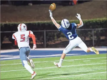  ?? Jan Wright ?? Senior receiver Jacob Neal makes a spectacula­r one-handed grab to set up a score in Gordon Lee’s 56-0, opening-round rout of GMC in the first round of the Class A Public School state playoffs this past Friday. The Trojans will play this Friday at Commerce.