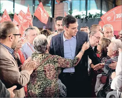  ?? ANTONIO GARCÍA / EFE ?? Pedro Sánchez, recibiendo el apoyo de los asistentes al mitin que anoche protagoniz­ó en Teruel