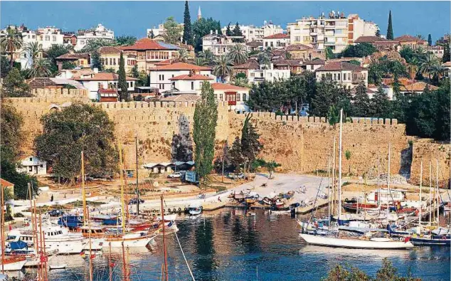  ?? Foto: dpa ?? Der Hafen ist in Antalya für fast alle Touristen ein Ziel. In diesem Jahr vor allem auch für russische Urlauber.