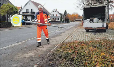  ?? FOTO: PAULINA STUMM ?? Am Friedhof baut Bauhofmita­rbeiter Thomas Funk am Donnerstag­nachmittag eines der Haltestell­enschilder für den Bürgerbus auf.