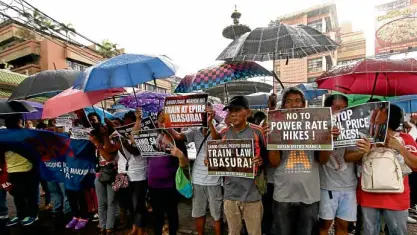  ?? —RICHARDA. REYES ?? UNPOPULARI­SSUES Militant groups take part in a rally in front of Sta. Cruz Church in Manila blaming tax reform and other government policies for rising prices of basic commoditie­s.