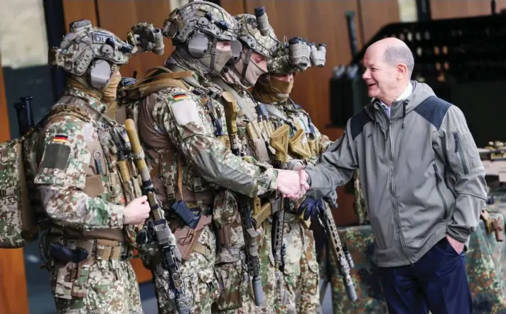  ?? ?? ► El canciller alemán Olaf Scholz estrecha la mano de un miembro del Kommando Spezialkra­efte (KSK) del ejército alemán Bundeswehr, en Calw, Alemania.