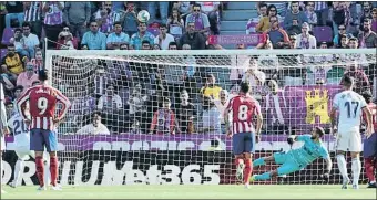  ?? CESAR MANSO / AFP ?? Sandro lanzó alto el balón en el penalti que tuvo el Valladolid