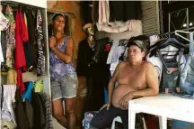  ?? Fábio Fabrini/Folhapress ?? O auxiliar de serviços gerais Aldeir Ramos, 51, irmão de Adelio Bispo e a cunhada dele, Maria Inês Dias, 48