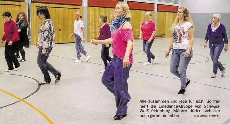  ?? BILD: MARTIN REMMERS ?? Alle zusammen und jede für sich: So trainiert die Linedance-Gruppe von SchwarzWei­ß Oldenburg. Männer dürfen sich hier auch gerne einreihen.