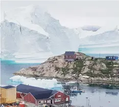  ?? EFE / Karl Petersen ?? RIESGO.
Un iceberg al lado de la aldea de Innaarsuit, en el municipio de Avannaata, cuyos habitantes enfrentan el peligro de quebrarse y causar un tsunami debido al calentamie­nto global.