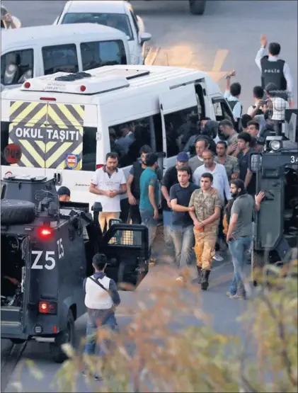  ?? / T. BOZOGLU (EFE) ?? Un soldado es detenido en Estambul tras fracasar el golpe de Estado, el 16 de julio de 2016.