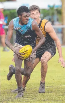  ?? Picture: PATRINA MALONE ?? Darwin’s Gapirri Burarrwang­a goes on the run against Nightcliff opponent Zac Derksen