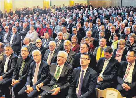  ?? FOTO: HAFI ?? Eine proppenvol­le Ellwanger Stadthalle bei der Bauernkund­gebung mit Ehrengast Winfried Kretschman­n.