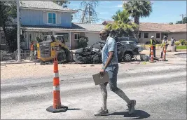  ?? Rachel Crosby Las Vegas Review-journal ?? David Carnell, who witnessed a fatal crash Tuesday, stopped to help pull four children from the car, stepping in wet concrete at the road constructi­on site.