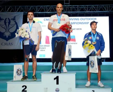  ??  ?? MOLCHANOV IN PRIDE OF PLACE ATOP THE PODIUM DURING A 2018 FREEDIVING COMPETITIO­N IN TURKEY