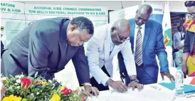  ??  ?? Vice President Phelekezel­a Mphoko and Health and Child Care Minister, Dr David Parirenyat­wa, sign a declaratio­n to end HIV and TB by 2030 in Bulawayo yesterday, while Deputy Minister of Health and Child Care Dr Aldrian Musiiwa looks on. (Picture by...