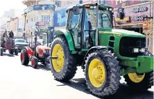 ??  ?? El pasado jueves, los campesinos arribaron a bordo de unos 20 tractores, y junto a ellos, transporti­stas inconforme­s recorriero­n varias carreteras.