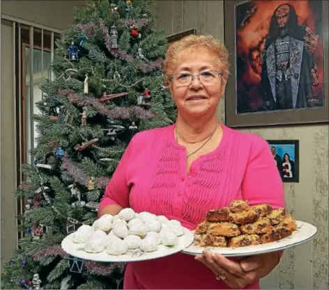  ?? Eric Bonzar/EBonzar@morningjou­rnal.com ?? Annette Wood, a retired NASA contractor and science fiction fanatic, shared her mother’s Russian tea cake, left, and friend’s seven-layer cookie recipies. Wood, who started with NASA in the 1980s, said she knew she wanted to work for the company when...