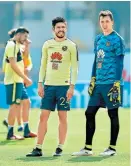  ??  ?? Oribe Peralta y Agustín Marchesín