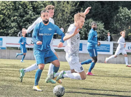  ?? FOTO: RALPH MATZERATH ?? Baris Sarikaya (links, hier im Heimspiel gegen Meerbusch) traf erst für die Sportfreun­de Baumberg zum 3:3 in Schonnebec­k, nach dem 3:5 sah er aber glatt Rot.