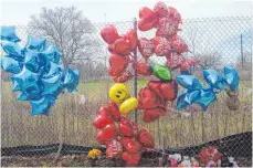  ?? FOTO: DPA ?? Luftballon­s in Cleveland (USA) in der Nähe des Ortes, an dem ein 74-jähriger Mann ermordet wurde. Der mutmaßlich­e Täter soll ein Video von der Tat auf Facebook veröffentl­icht haben.