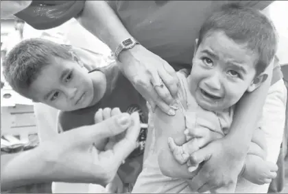  ??  ?? De los menores que recibieron la primera dosis contra la difteria, el tétanos y la tosferina en el orbe el año pasado, a 6.6 millones no se les aplicó la segunda ■ Foto Alfredo Domínguez