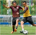  ??  ?? Erick Gutiérrez y Rafael Márquez disputan el esférico en el entrenamie­nto.