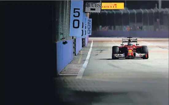  ?? CLIVE MANSON / GETTY IMAGES ?? L’F14T de Fernando Alonso sembla sortir del túnel cap a la llum al Gran Premi de Singapur, que es disputa de nit