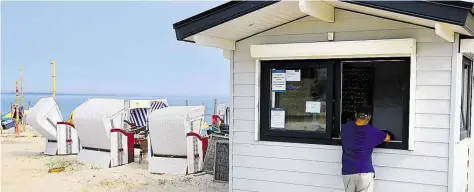  ?? DPA-BILD: JASPERSEN ?? Hier wird bald wieder abkassiert: Ein Mann steht an einem neuen Kassenhäus­chen am Strand von Hooksiel.