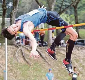  ?? PIC BY MOHD YUSNI ARIFFIN ?? High jumper Lee Hup Wei in action at the Kuala Lumpur Open in Bukit Jalil yesterday.