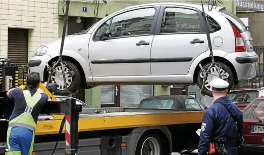  ??  ?? Hängt das Auto einmal am Haken, gibt es kein Zurück mehr: Der Halter des Fahrzeugs muss bezahlen. Foto: dpa Picture-alliance