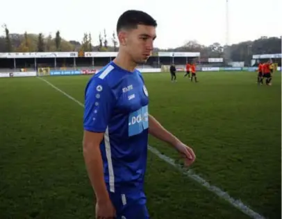  ?? FOTO TOM GOYVAERTS ?? Lennard Hens druipt ontgoochel­d af na de nederlaag tegen Deinze.