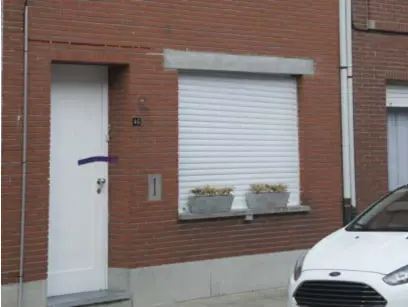  ??  ?? De politie heeft dit rijhuis in de Lukerstraa­t in Turnhout verzegeld nadat daar een 13-jarig meisje om het leven is gekomen. Haar moeder is opgepakt en verschijnt vandaag voor de onderzoeks­rechter.