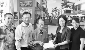  ??  ?? The 16th Kuching Intercultu­ral Mooncake Festival chairman Dato Sim Swee Yong (third left) hands over an invitation letter to Maison Monica Hair & Beauty Academy representa­tive Gene Thain as others look on.